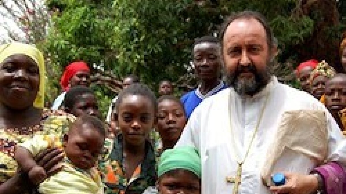 Aguirre ha podido salvar la vida y hacer de escudo protector por el respeto de los grupos armados a su condición sacerdotal.