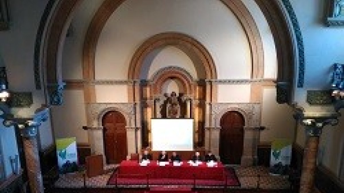 El simposio ha empezado este martes y servirá para preparar el próximo Sínodo convocado por el Papa