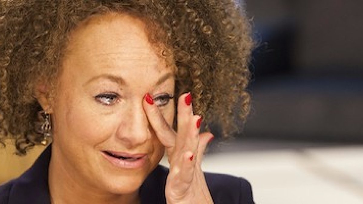 A Rachel Dolezal no le ha valido SENTIRSE negra para que, en los platós, presentadores y público le espeten que ES blanca.