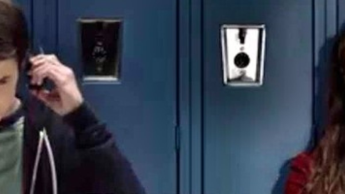 Dylan Minnette y Katherine Langford protagonizan una serie que ha levantado polémica porque puede favorecer el efecto contagio del suicidio adolescente.