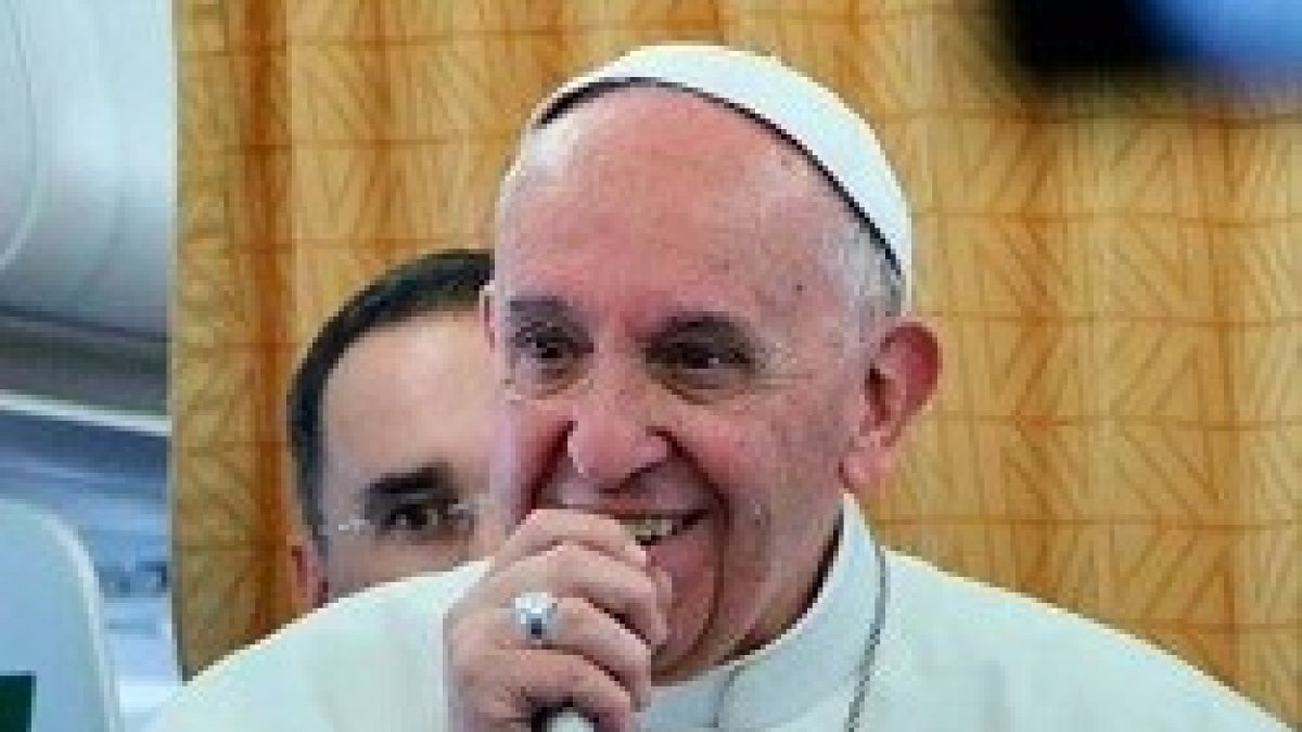 El Papa habló en el avión de temas de importante actualidad