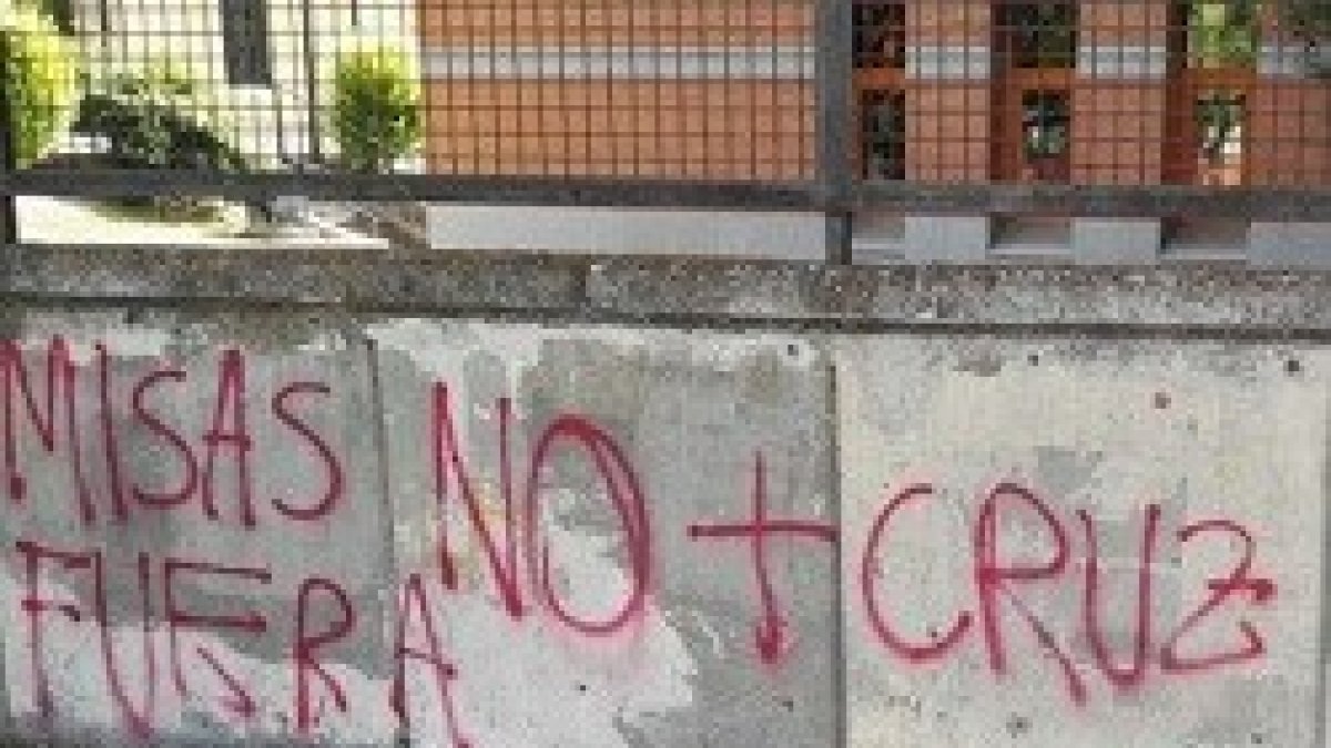 La Universidad Rey Juan Carlos amaneció el lunes con varias pintadas contra la Iglesia y la capilla