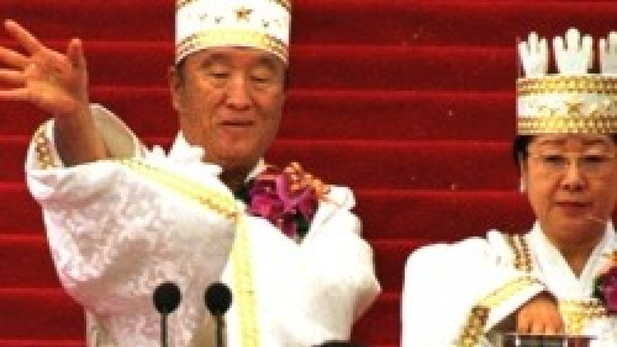 El reverendo Moon -Mesías que ha de triunfar donde Cristo falló, dicen- y su última esposa, en un acto de su grupo... Moon murió en 2012