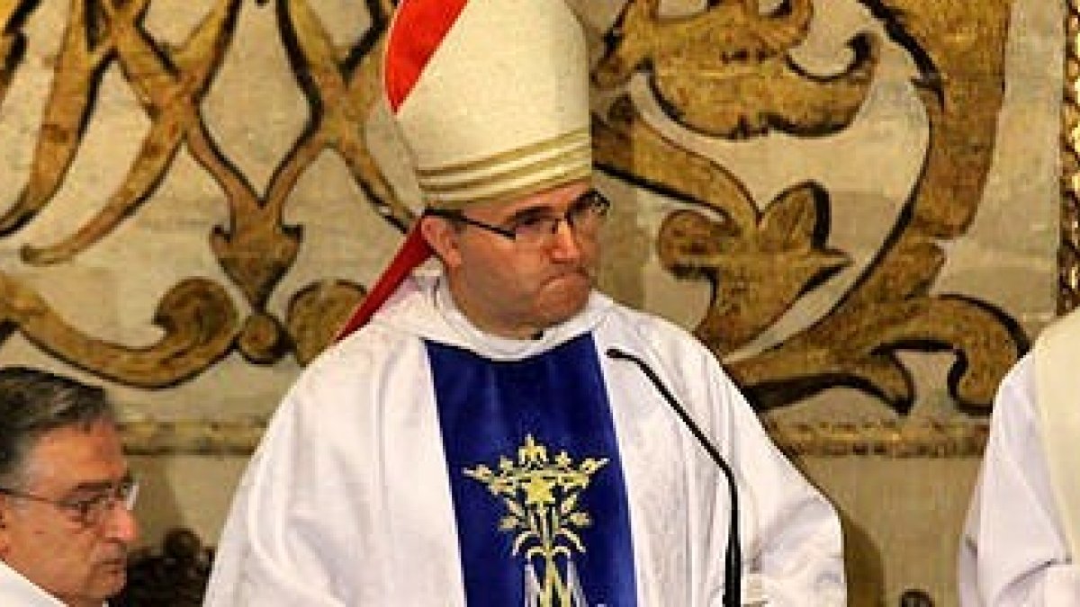 El obispo de San Sebastián, durante la tradicional Salve de la víspera de la Asunción.