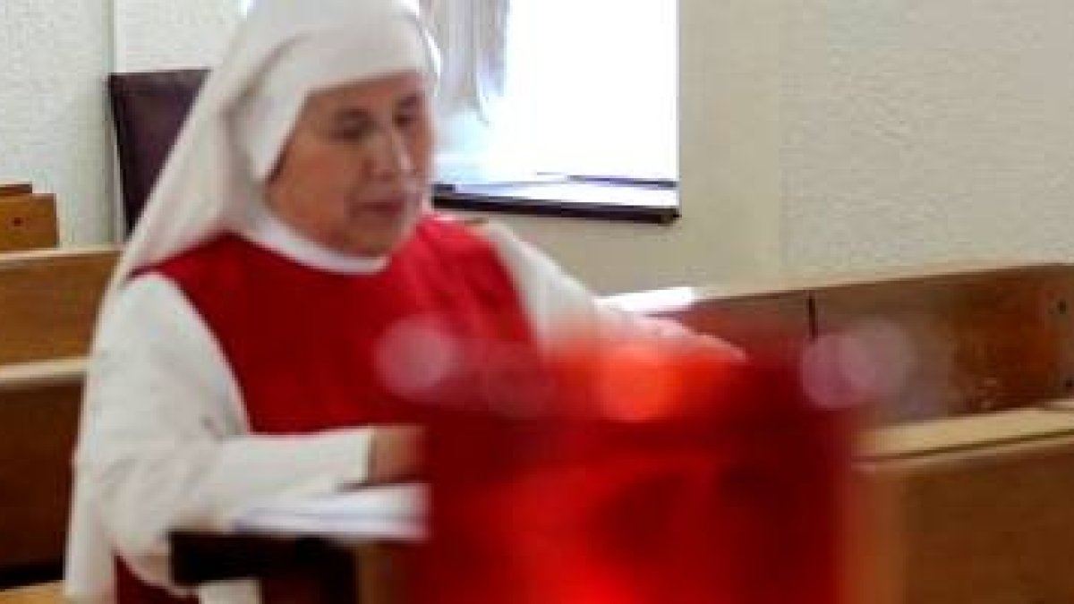 Las Sacramentinas ciegas de Chile, en su oración en la capilla, presentan intenciones que les llegan por Internet