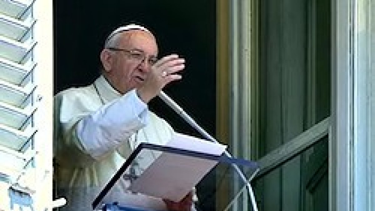 Tras el rezo del Angelus, el Papa encomendó a la Reina de la Paz a los pueblos que sufren calamidades naturales o conflictos sociales.