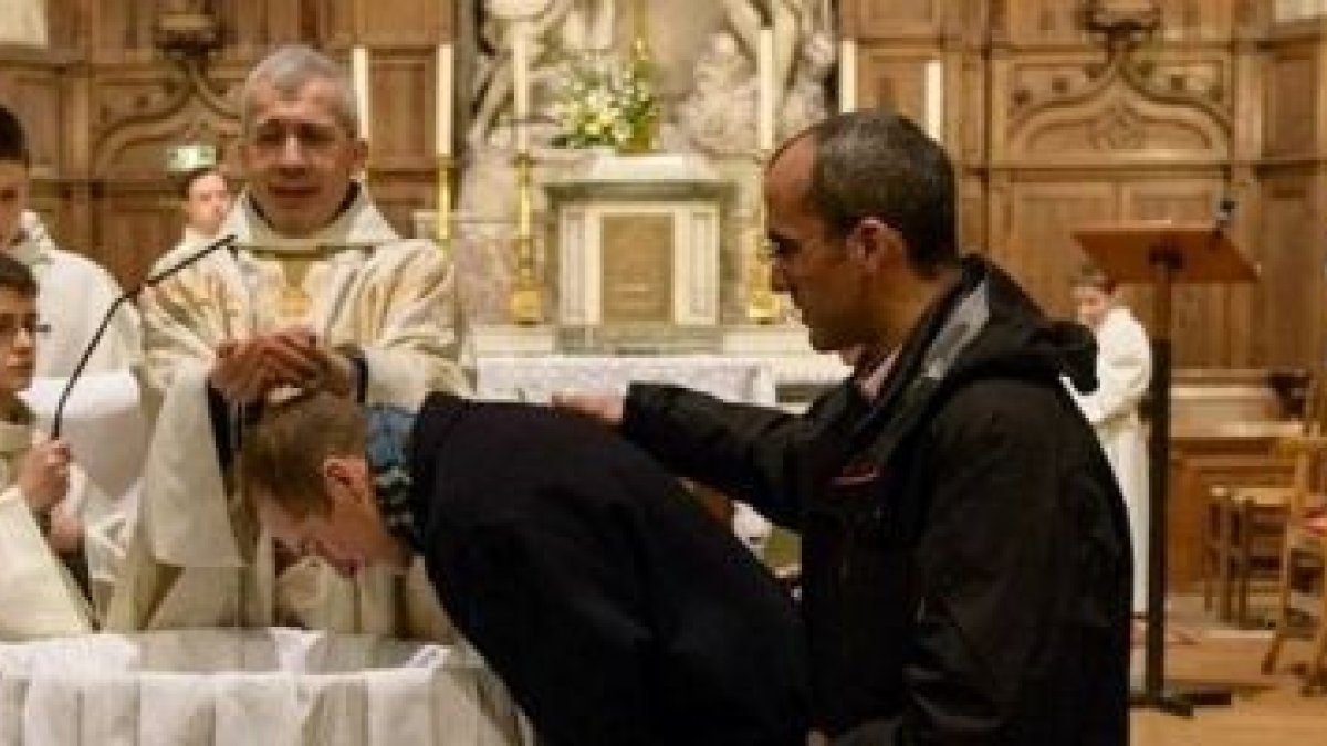 Bautizo de un adulto en una parroquia europea... muchos dan el paso ya mayores, pero otros muchos desconocen a Cristo