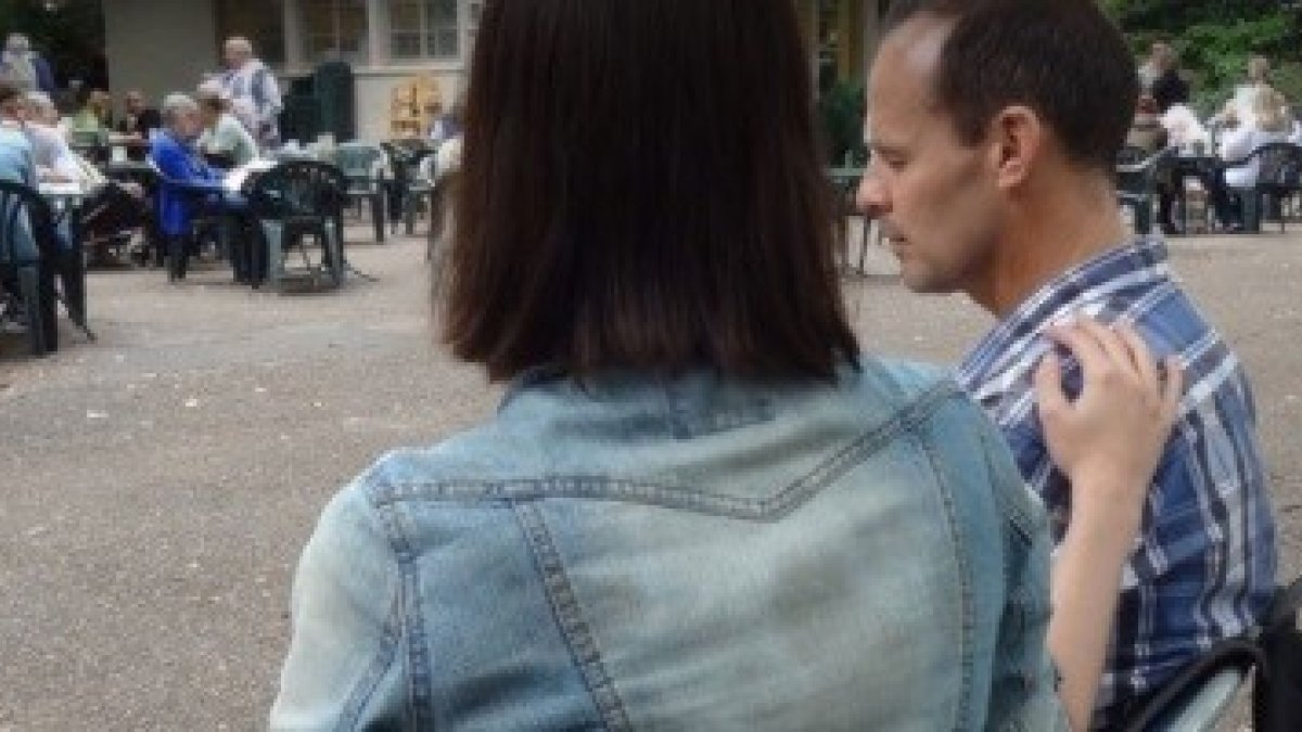 La Silla de Oración se coloca en lugares transitados, la gente se sienta, habla, pide oración y se acerca a Dios