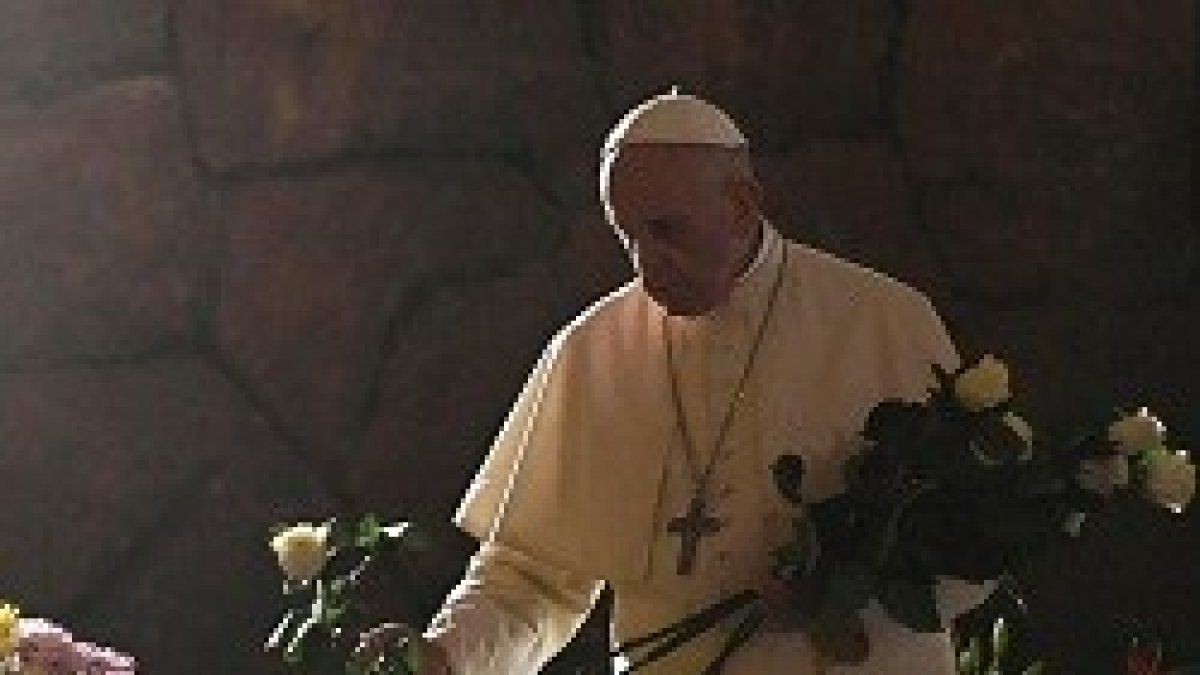 El Papa quiso visitar el mausoleo a los italianos asesinados por orden de Hitler en 1944