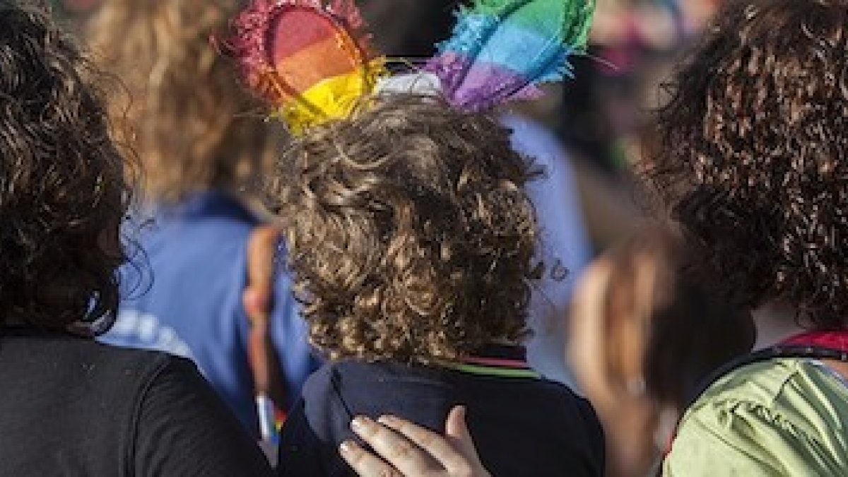 Parejas gays, hijos sin madre; parejas lesbianas, hijos sin padre. ¿Quién gana y quién pierde?