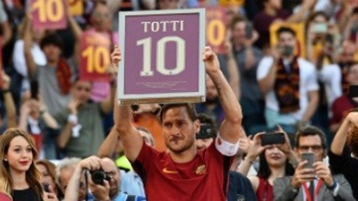 El mundo del fútbol despidió este pasado domingo a Francesco Totti, que no pudo contener las lágrimas de emoción