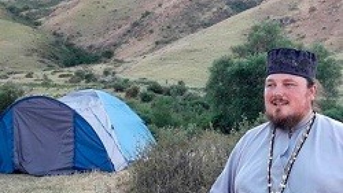 El padre Vladimir Vorontsov va de acampada con familias y rezan... y las autoridades kazajas le quieren castigar por ello