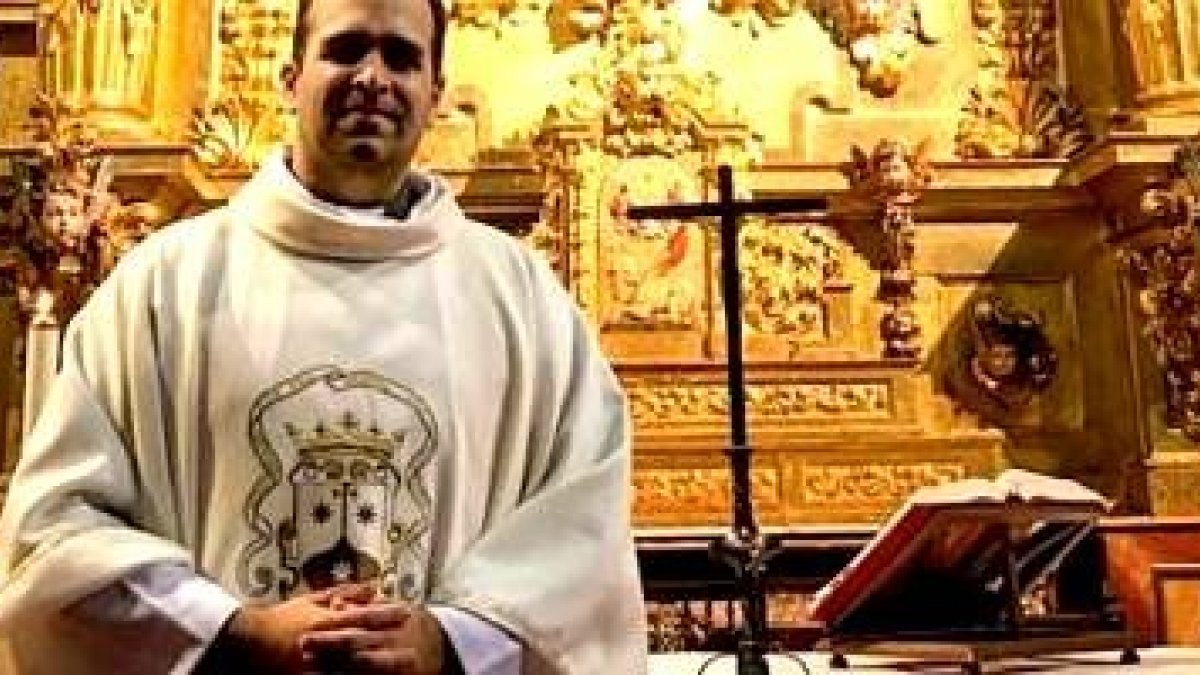 El padre Cristiano Pinheiro, de Comunidad Shalom, celebró misa en la Encarnación de Ávila