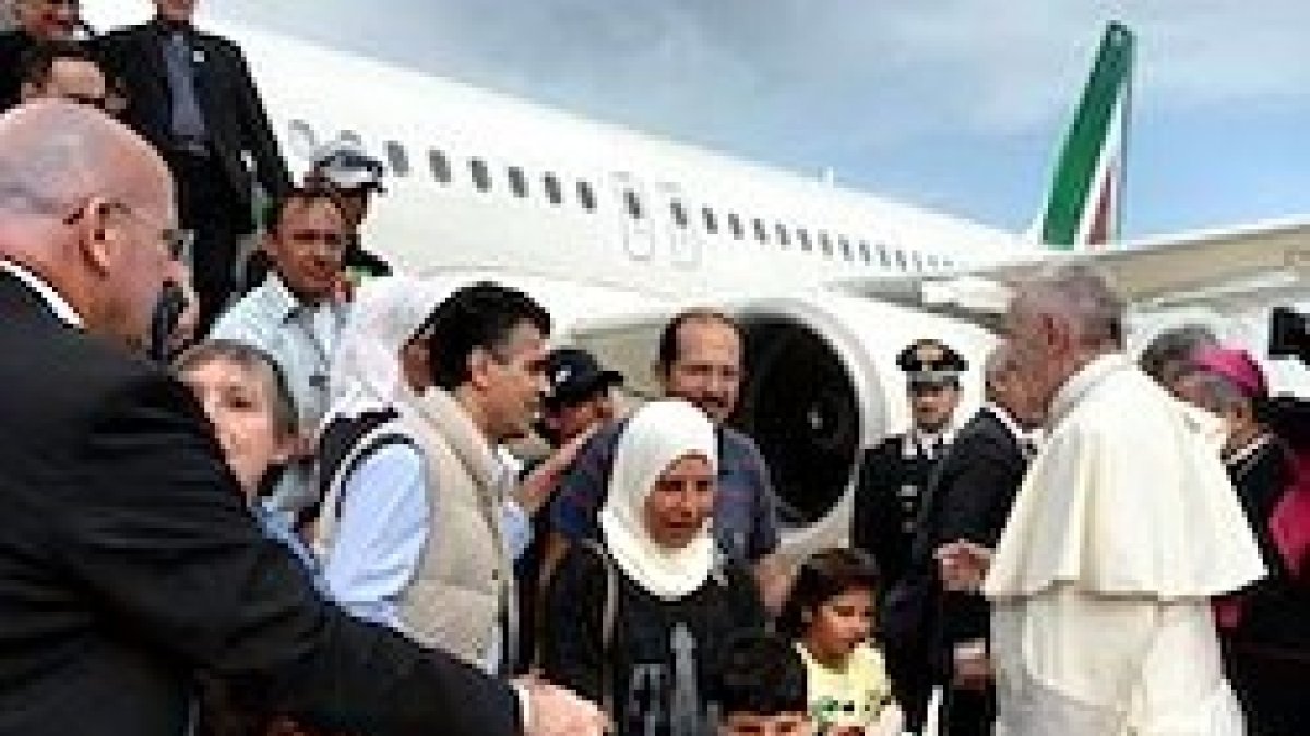 Tras su visita a Lesbos en abril de 2016, el Papa se llevó consigo a tres familias de refugiados.