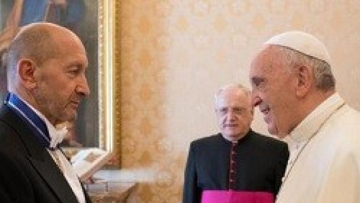 El nuevo embajador español presentó este lunes sus credenciales al Papa