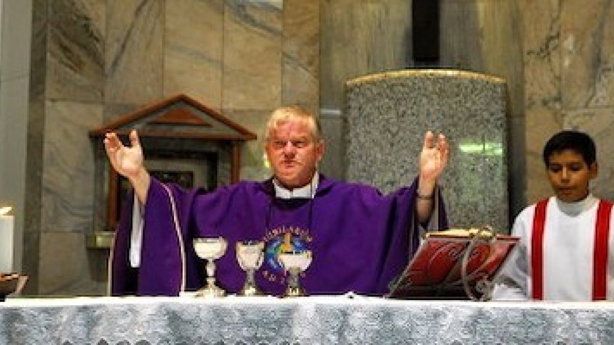 Aldo Trento, celebrando misa en la parroquia de San Rafael de Asunción del Paraguay.