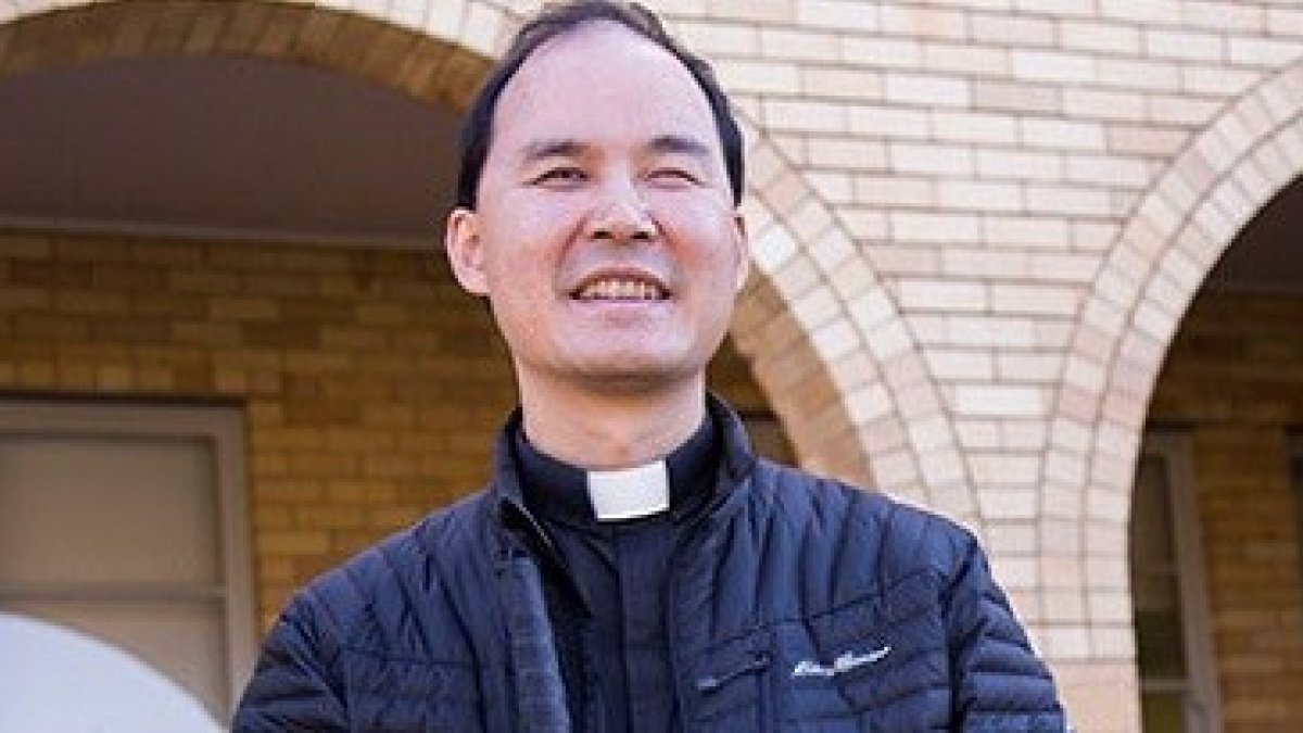 El padre Ching perdió completamente la visión cuando ya era sacerdote