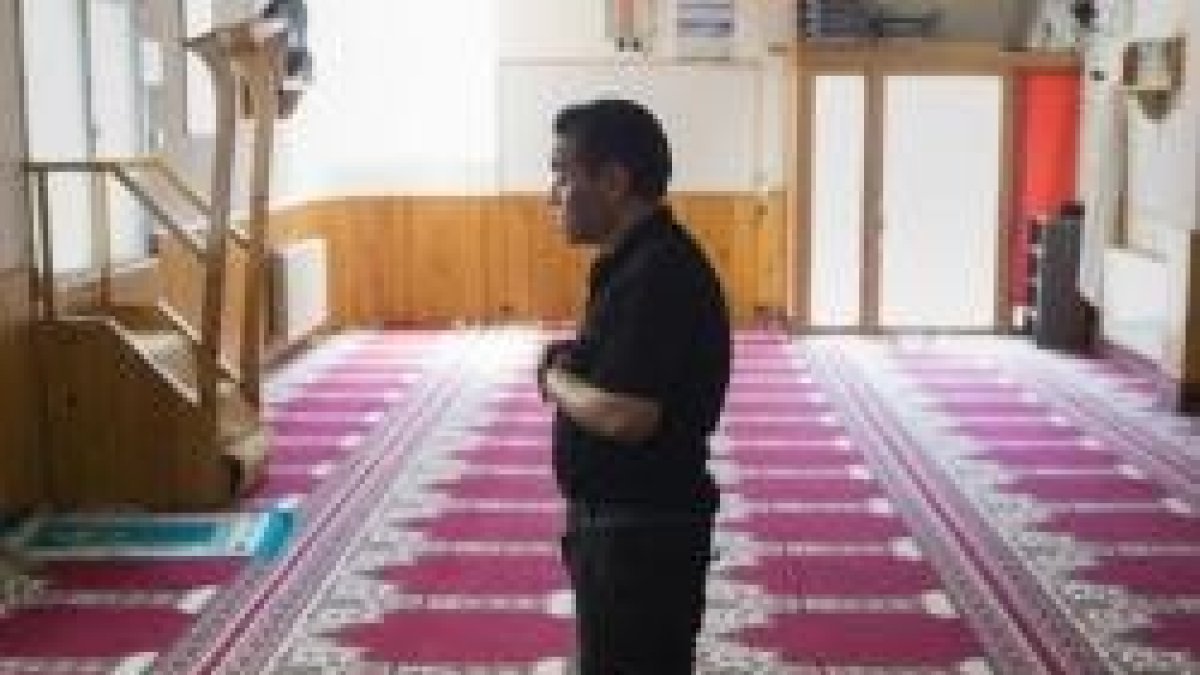 Un hombre de pie en el oratorio que usan actualmente los musulmanes de Ripoll