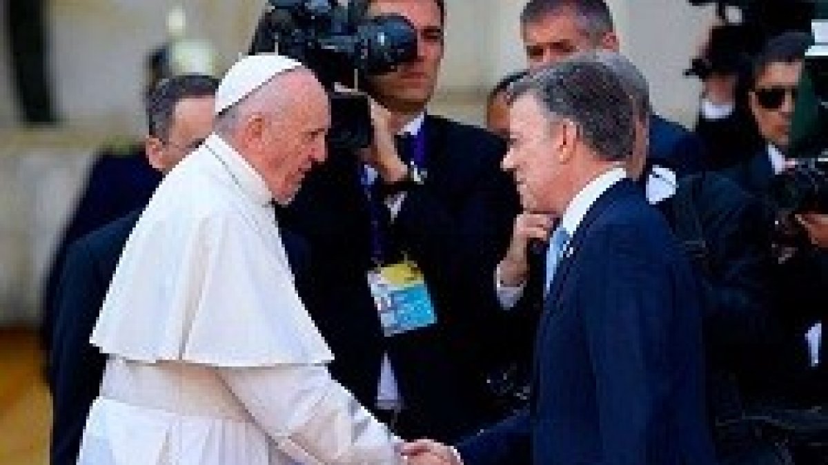 El Papa saluda al presidente Santos en Bogotá