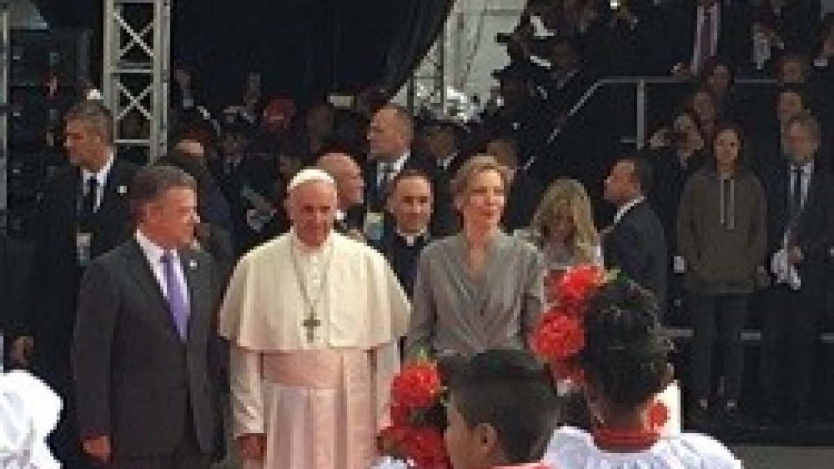 El Papa, a su llegada a Colombia, acompñado por el presidente Juan Manuel Santos