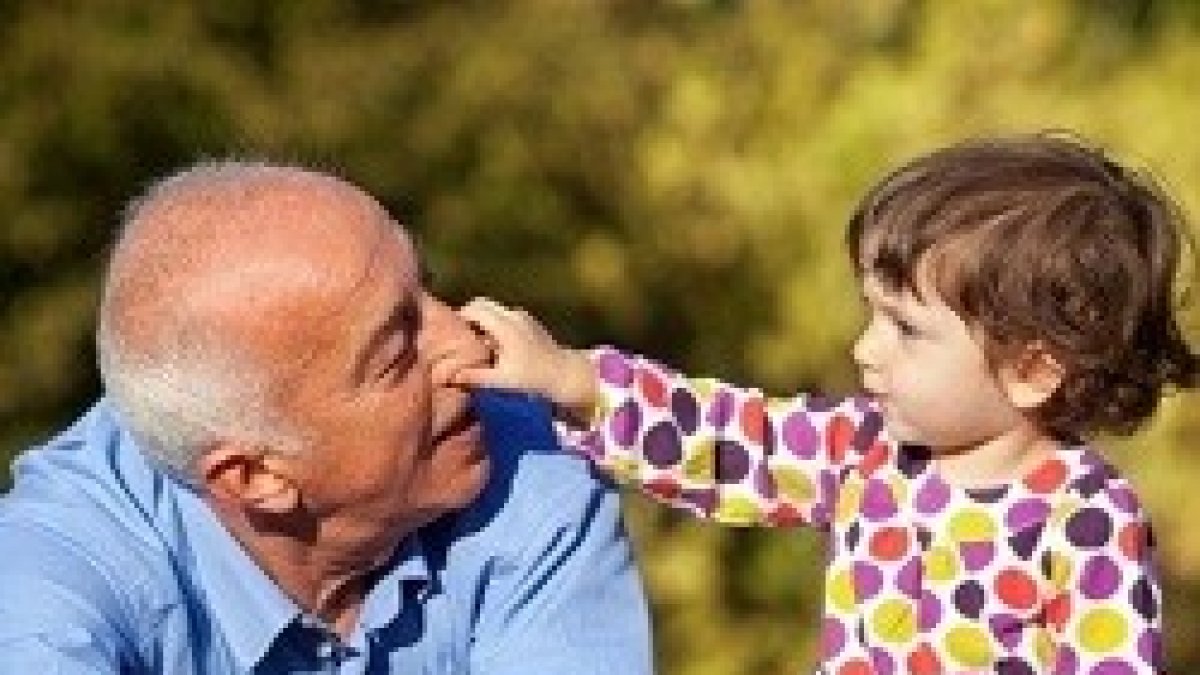 Los abuelos tienen un papel fundamental en la sociedad actual