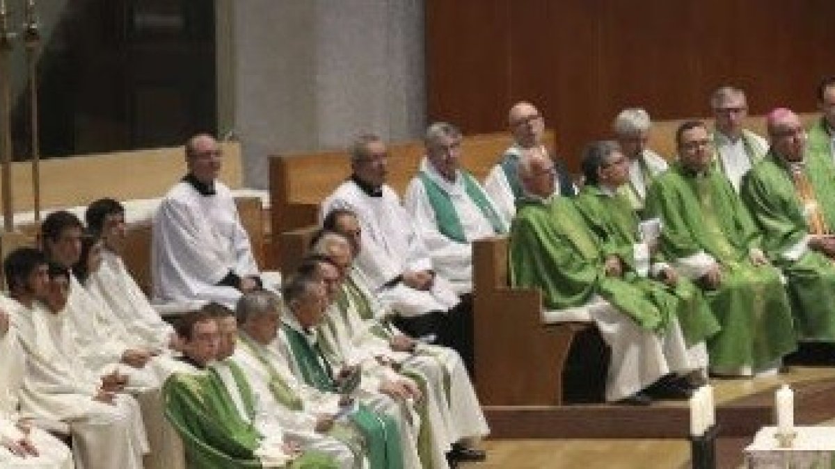 Omella, ante las autoridades civiles, recuerda que la unión da fuerza y la división destruye