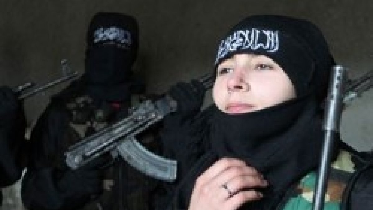 Una joven ataviada como yihadista en propaganda de Estado Islámico... pero prometen huríes en el Cielo