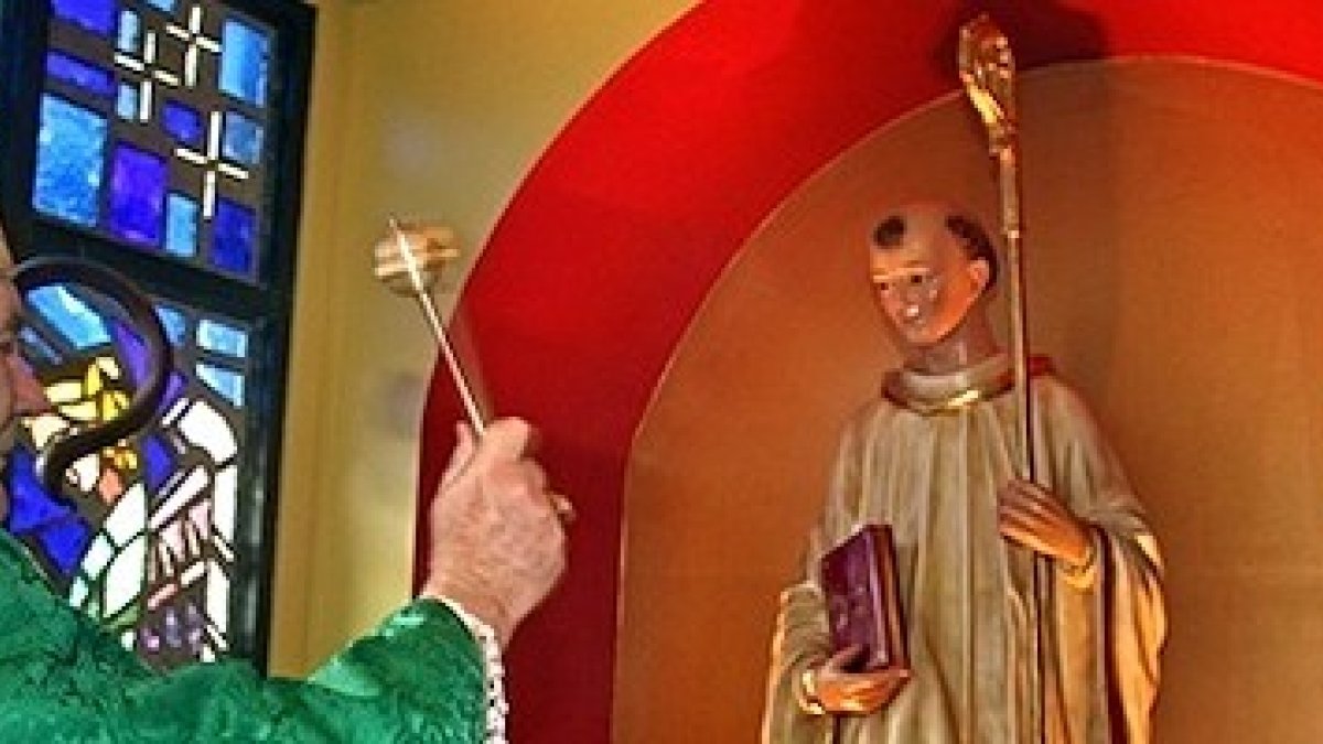 El arzobispo de Miami, Thomas Wenski, bendice una imagen del santo en la parroquia de San Bernardo. Foto: Marlene Quaroni, Florida Catholic.
