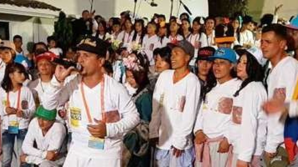 José Luis Bonilla y su coro de Idiprom ante el Papa en la Nunciatura de Bogotá - foto de David Ramos, Aciprensa