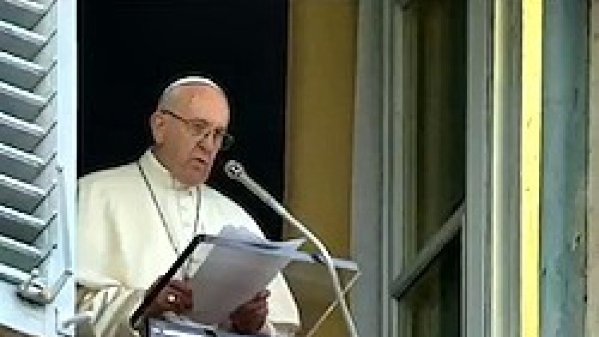 Bajo tu amparo nos acogemos, Santa Madre de Dios... Es la oración mariana más antigua conocida, que el Papa invitó a seguir rezando.