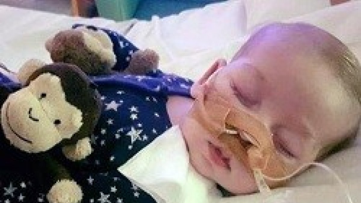 El pequeño Charlie seguirá viviendo de momento unas semanas más