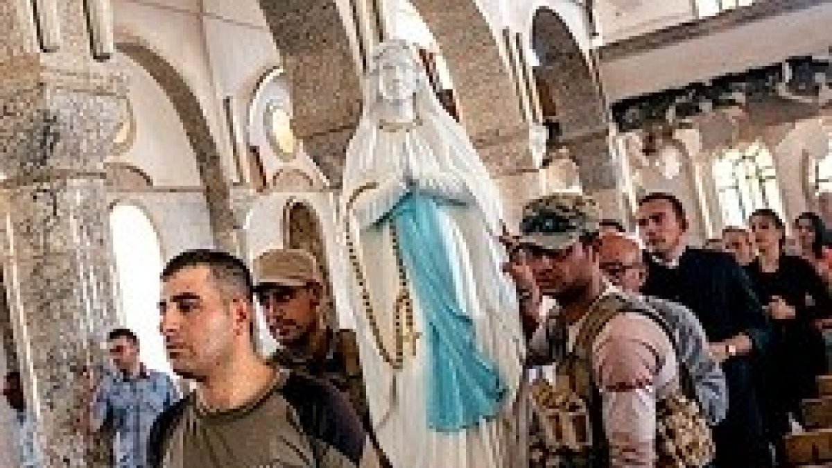 Quince tallas de la Virgen de Lourdes como esta han sido colocadas en distintos pueblos de la llanura de Nínive