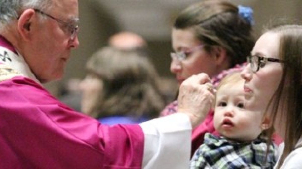El arzobispo Chaput, de Filadelfia, bendice a un bebé y a su mamá