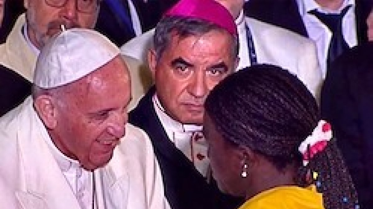 El Papa saludó con afecto a María Cecilia Mosquera, que perdió a sus hijos, incinerados en la masacre de 1998 del ELN en Machuca.