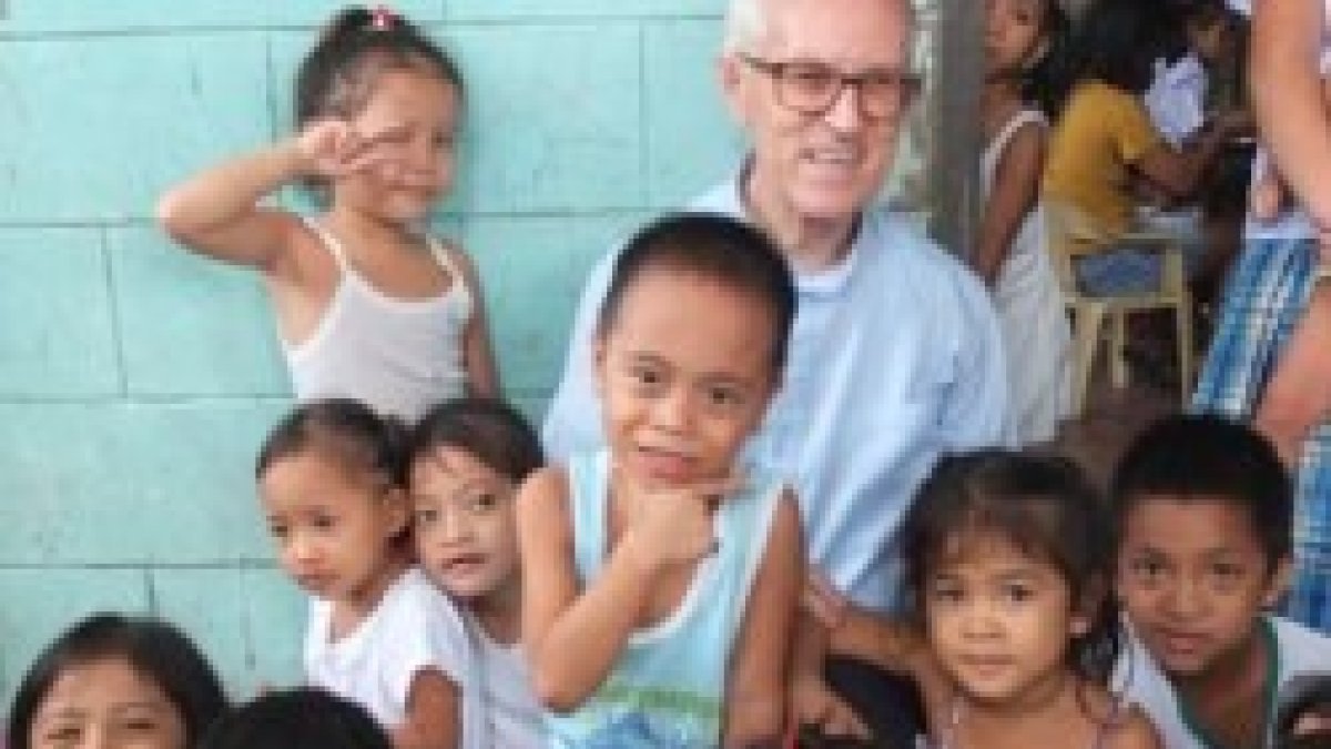 Julio Cuesta Ortega con los niños de La Payata, en Filipinas