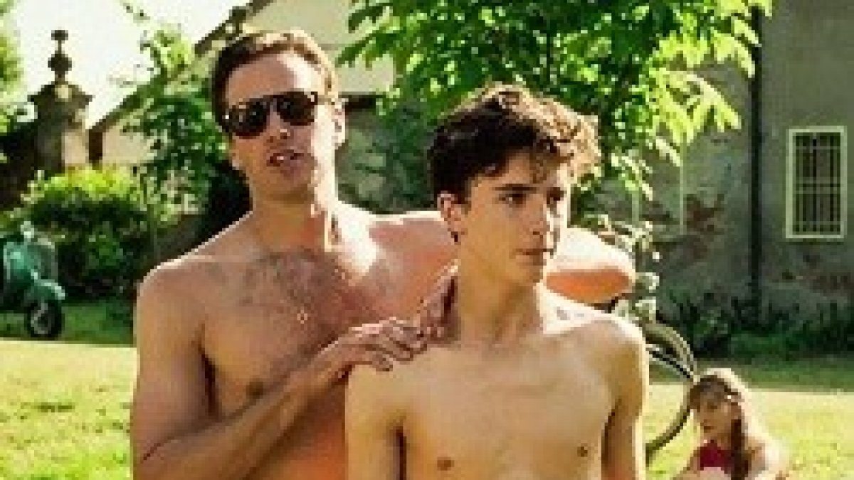La película Llámame por tu nombre trata sobre la historia de amor entre un adulto y un menor de edad