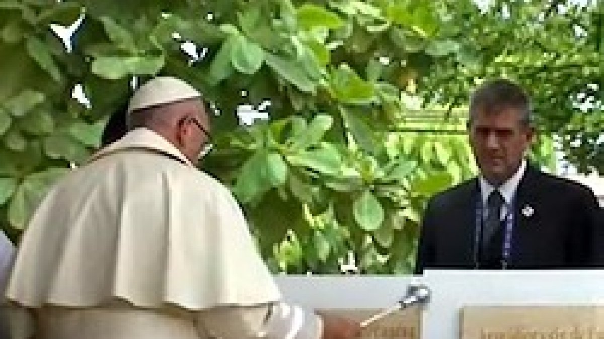 El Papa bendice la primera piedra de las nuevas casas de Talitha Qum, que previene y combate la prostitución infantil.