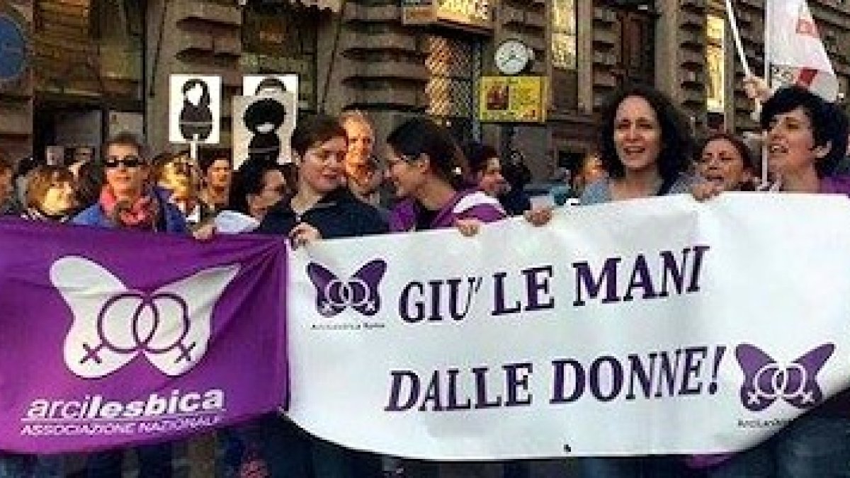 Las lesbianas de Arcilesbica rechazan que los transexuales apoyados por Arcigay se apropien de características femeninas... que ellas rechazan.