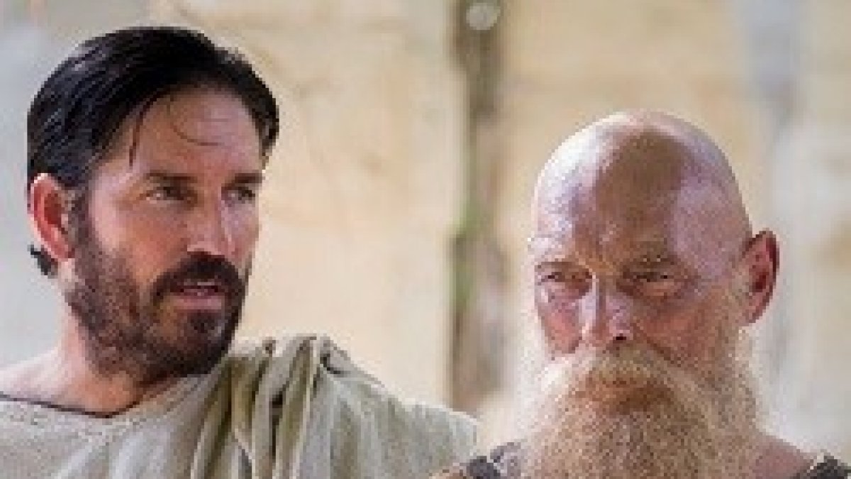 Jim Caviezel interpreta a San Lucas y James Faulkner a San Pablo