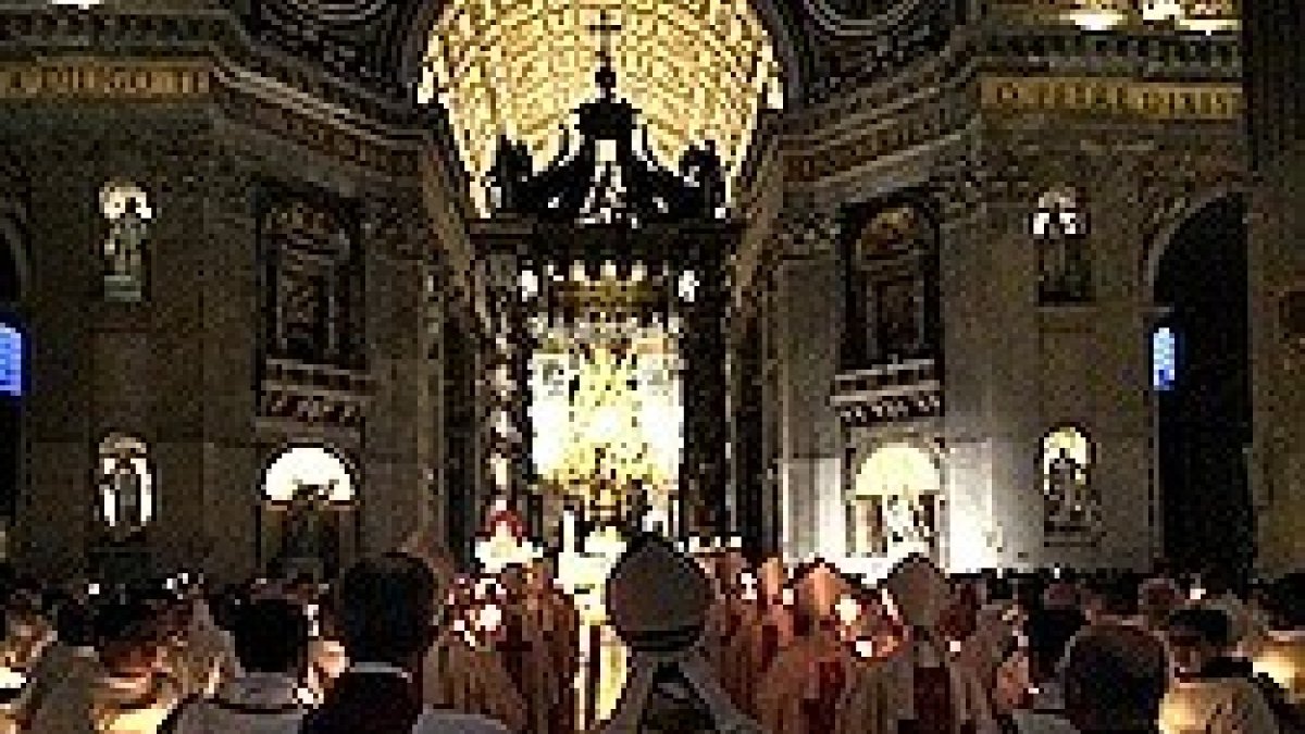 Impresionante procesión de las velas en la basílica de San Pedro.