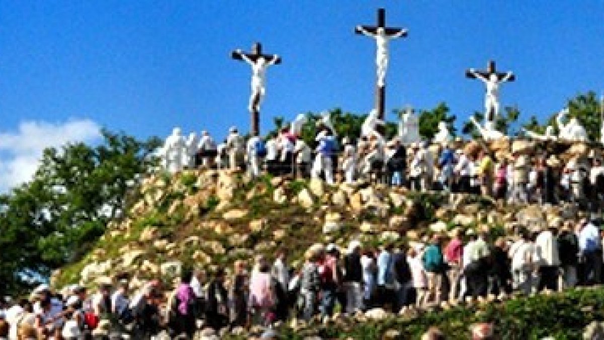 Una multitud reza el rosario en el Calvario de Pontchateau, una inicativa de San Luis María Grignon de Monfort.