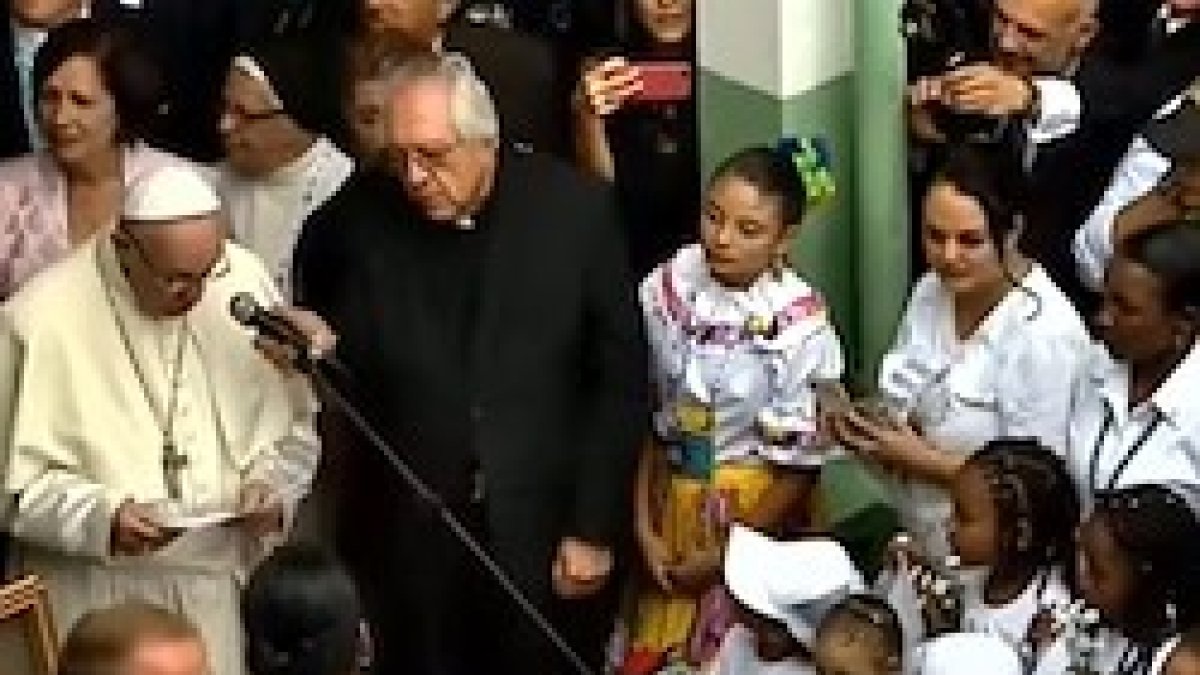 Francisco se dirige a los niños del Hogar San José en presencia de monseñor Armando Santamaría.