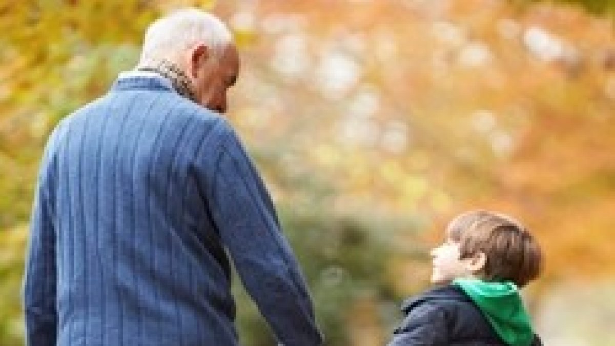 Un abuelo -hay muchos en España - con un nieto -hay pocos en España