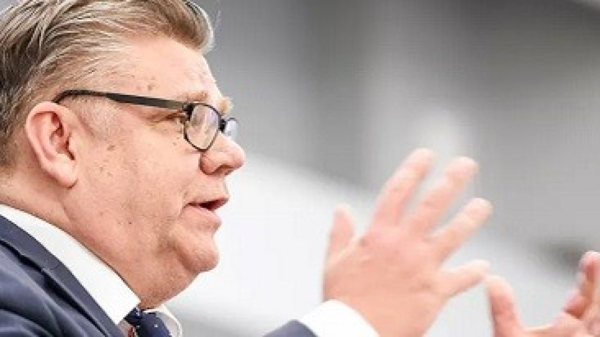 Timo Soini dejó el liderazgo de su partido y ahora es el número dos del gobierno