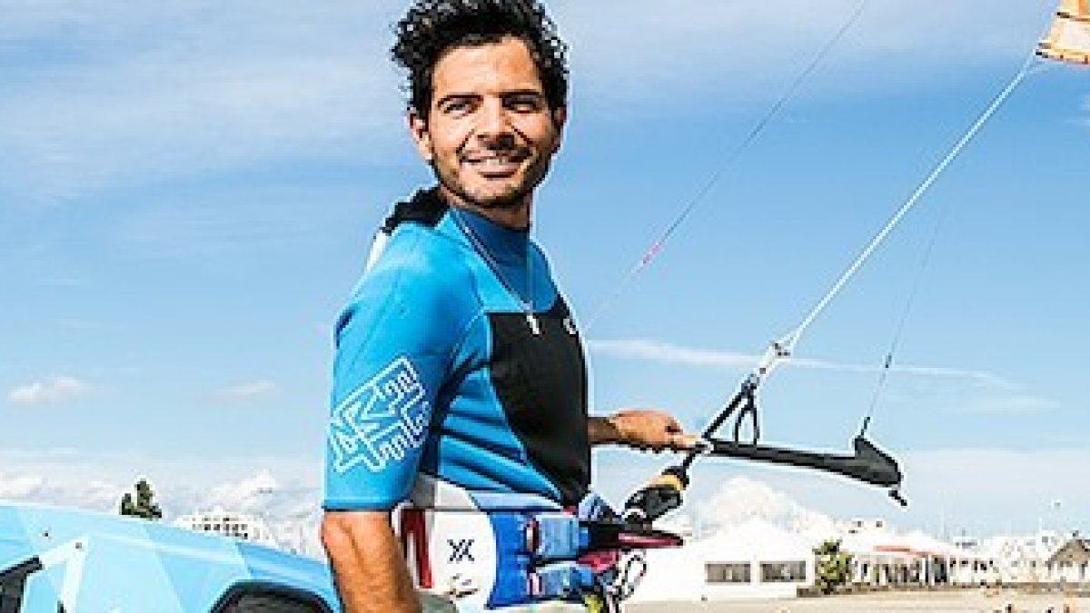 Daniel hace una sugerente comparación entre el equipo de kitesurfing y las virtudes teologales. Foto: David Richard /Transit /Picturetank