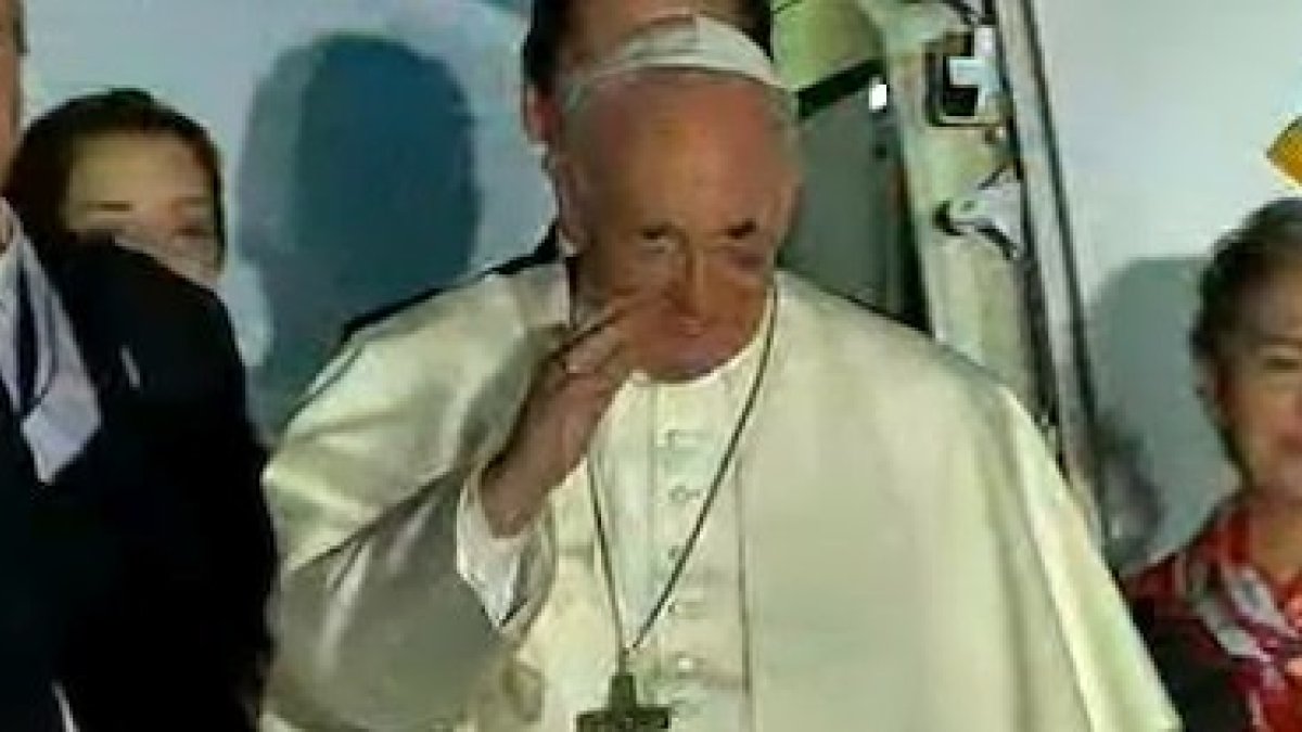 Francisco se despidió de Colombia en el aeropuerto de Cartagena, rumbo ya a Roma.