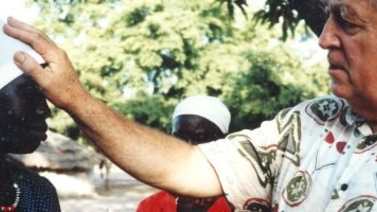 Jack Soulsby bendice a una mujer en Sudán - ha predicado mucho en países africanos