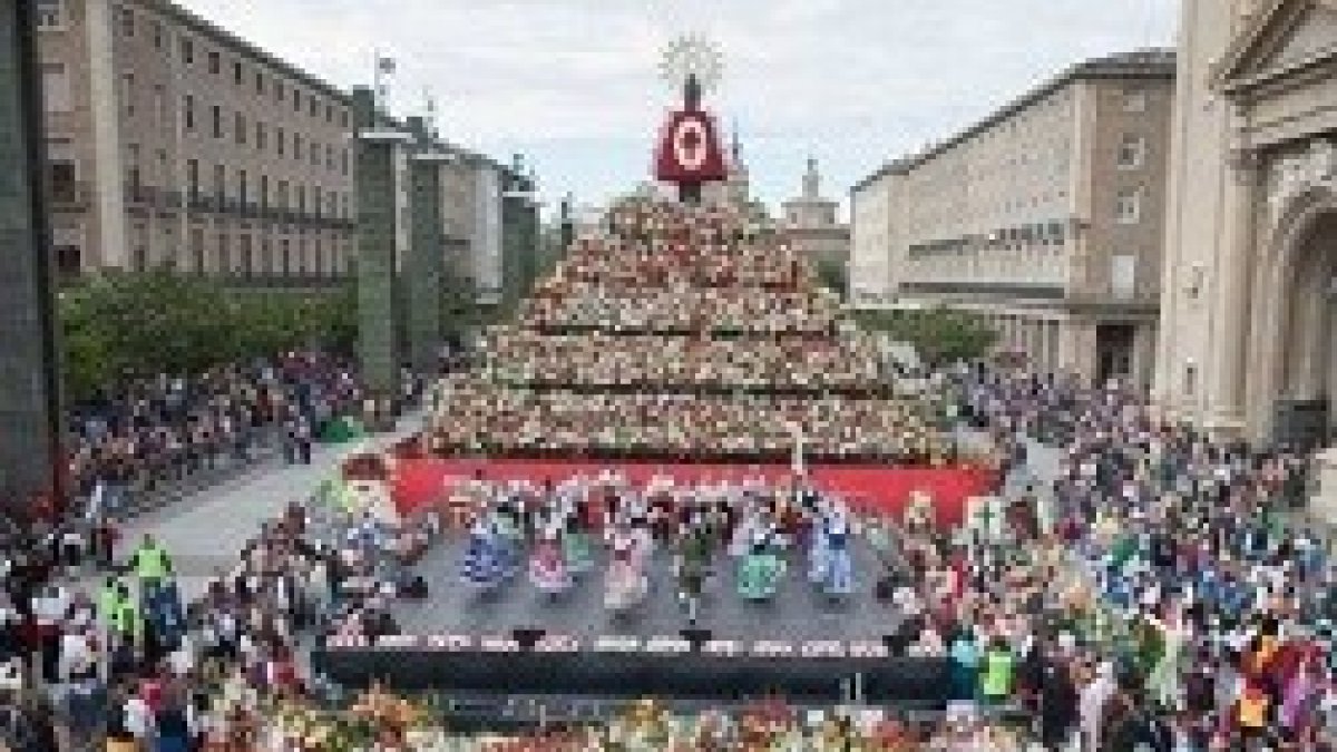 La Virgen del Pilar recibió más de ocho toneladas de flores