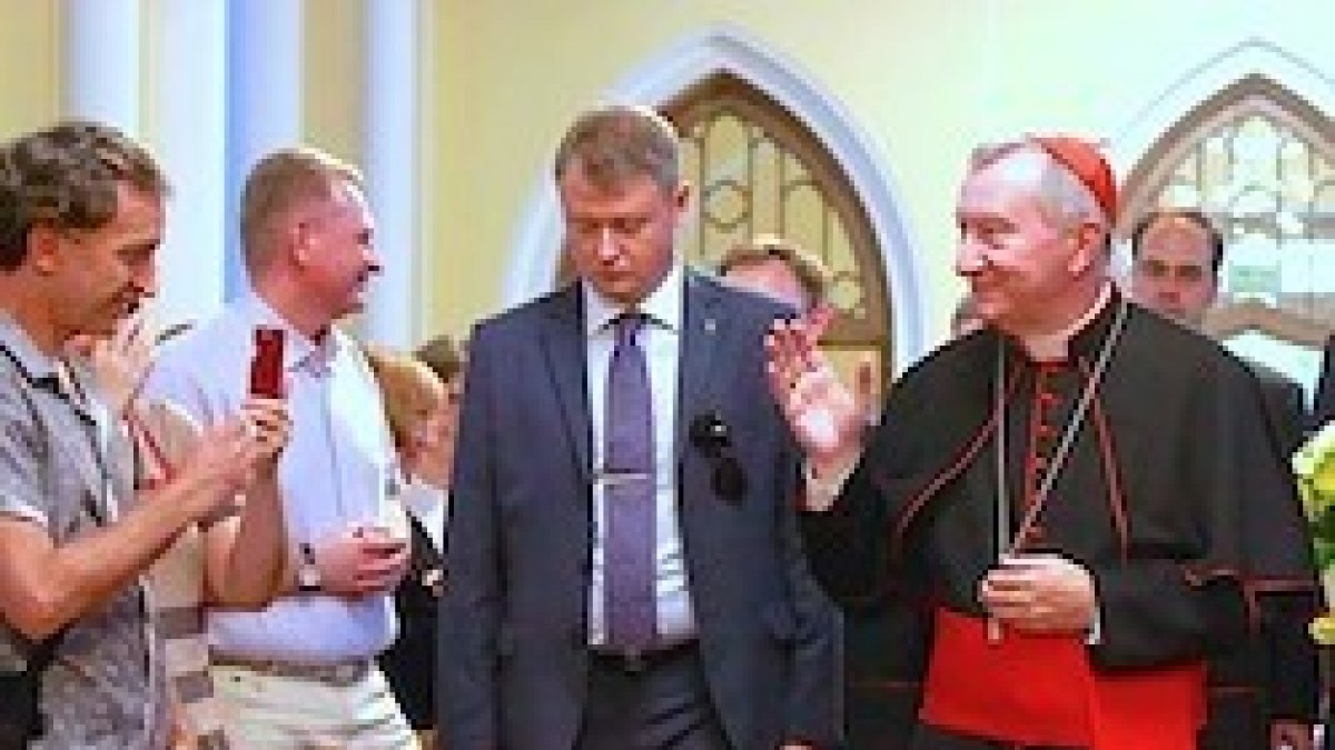 El cardenal Parolin, en la catedral católica de Moscú durante su reciente viaje.