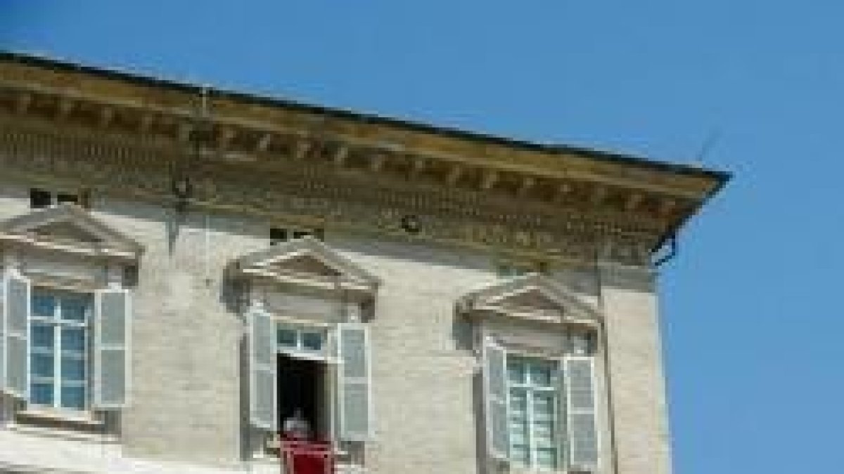 El Papa Francisco, antes y después del Ángelus, da una breve enseñanza desde su ventana